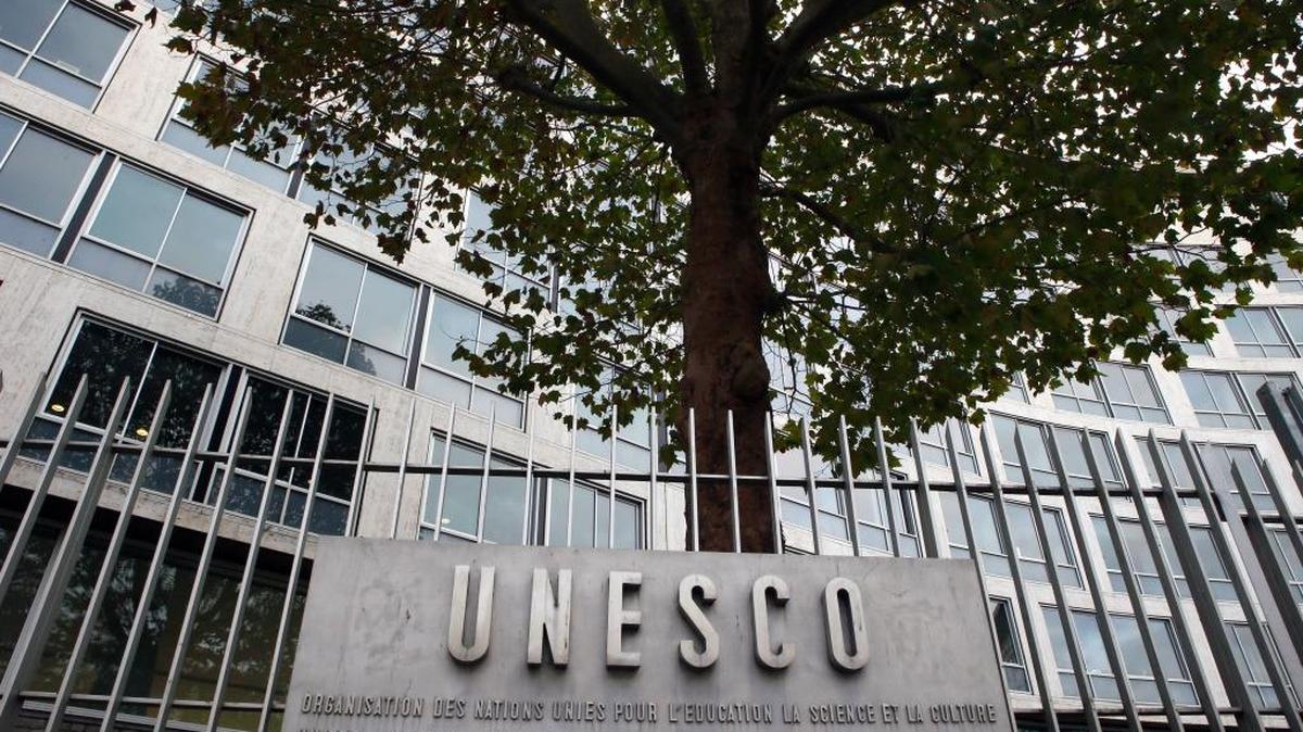 El logo de la UNESCO se destaca en la entrada del edificio de la organización en París. EEUU se retiró recientemente de la entidad por considerar que asume posturas contra Israel.