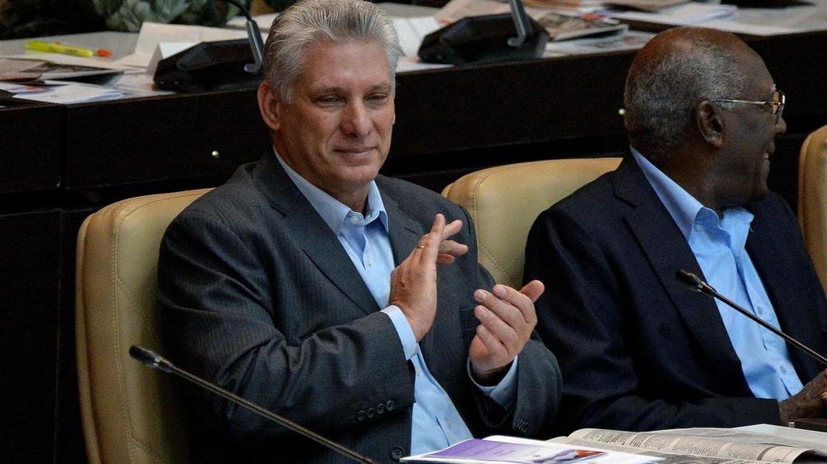 El gobernante cubano Miguel Díaz-Canel (izq.) y el primer vicepresidente Salvador Valdés Mesa asisten al debate sobre la nueva Constitución, el 21 de diciembre.
