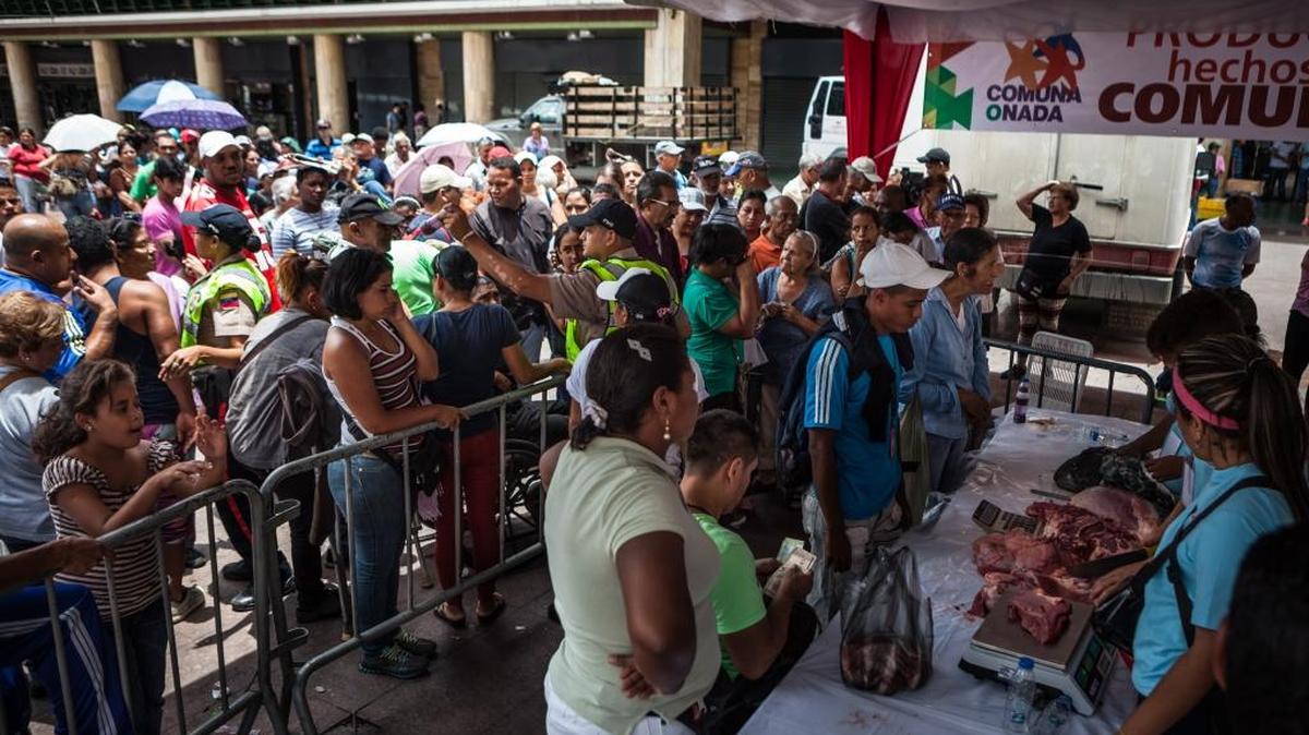 Una muchedumbre espera en fila para comprar carne a precios subsidiados en una plaza frente al Consejo Nacional Electoral, en Caracas, el pasado agosto.