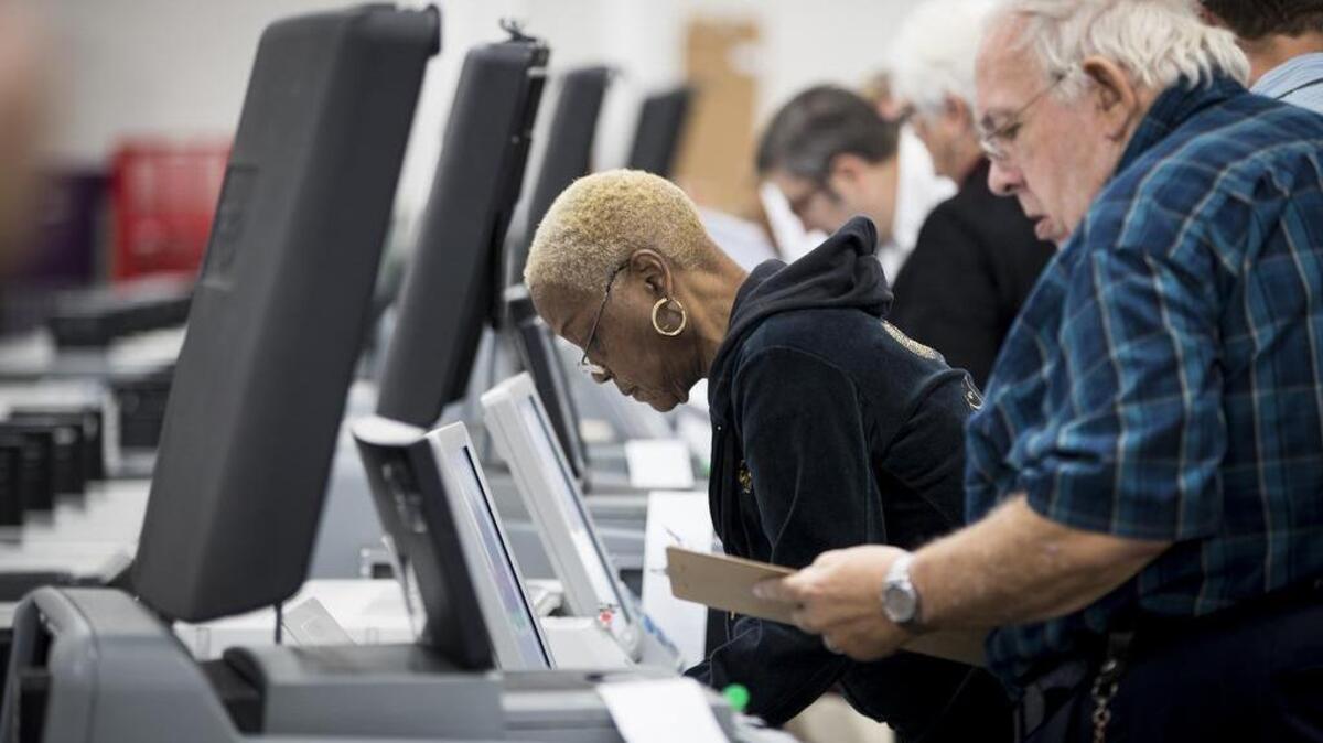Funcionarios electorales prueban máquinas de votación el martes en Minneapolis, Minnesota.