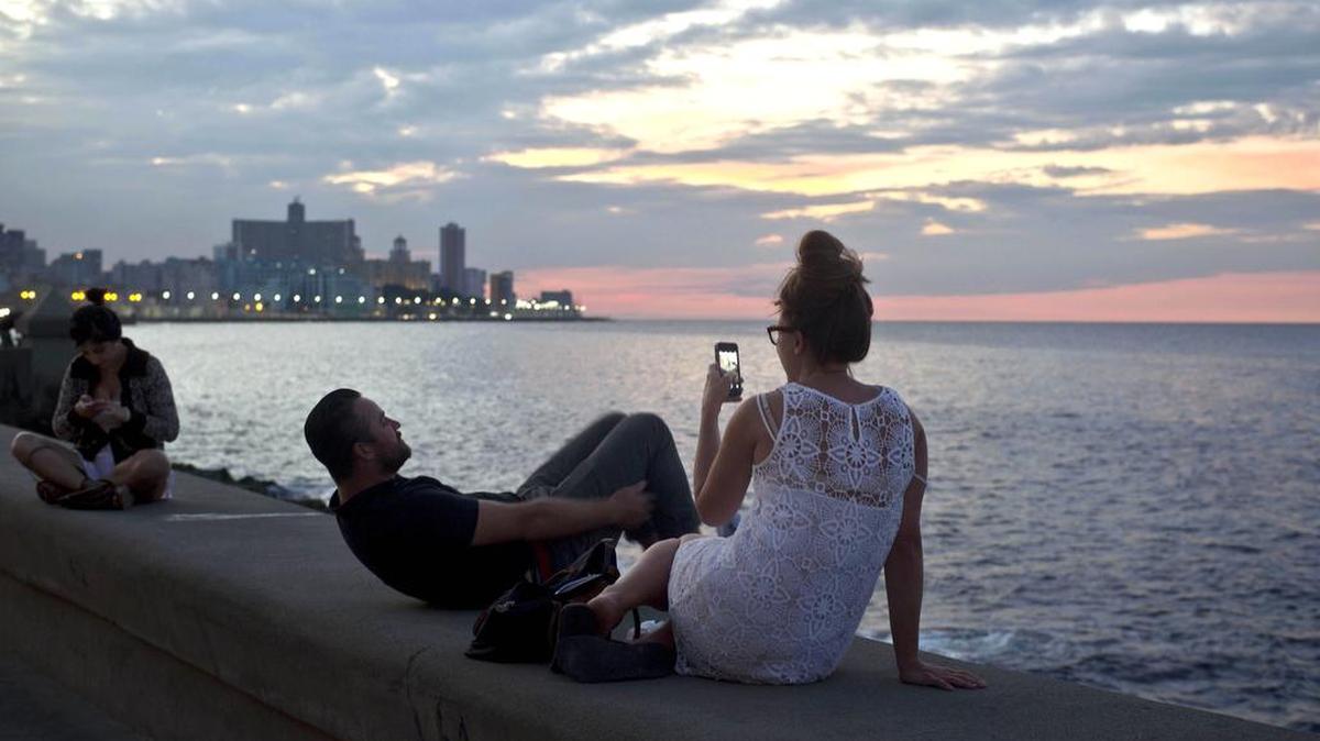 
Una turista toma fotos en el Malecón de La Habana, el pasado diciembre, poco después del anuncio del restablecimiento de las relaciones entre Estados Unidos y Cuba.
