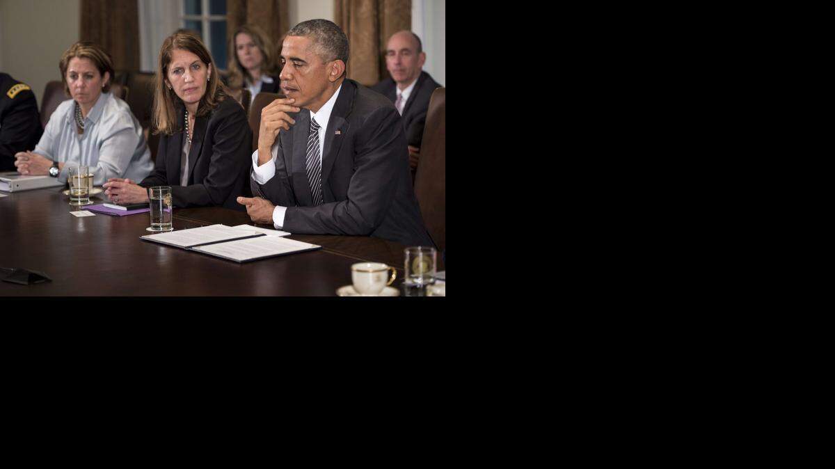 
El presidente Barack Obama se reúne con Lisa Mónaco (izq.), asesora de seguridad nacional; Sylvia Burwell, secretaria de Salud, y otros miembros de su gabinete en la Casa Blanca, el miércoles pasado, para hablar sobre la epidemia del ébola.
