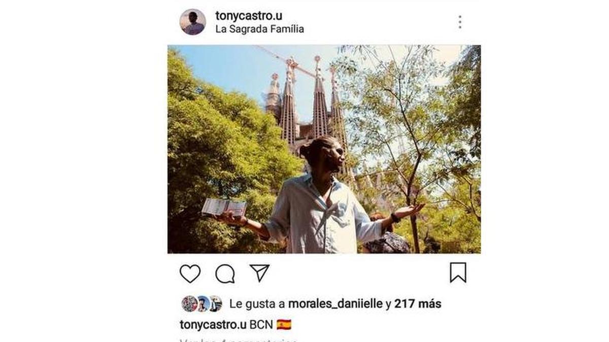 Foto de Tony Castro, nieto de Fidel Castro, en Barcelona, con la catedral de La Sagrada Familia en el fondo.