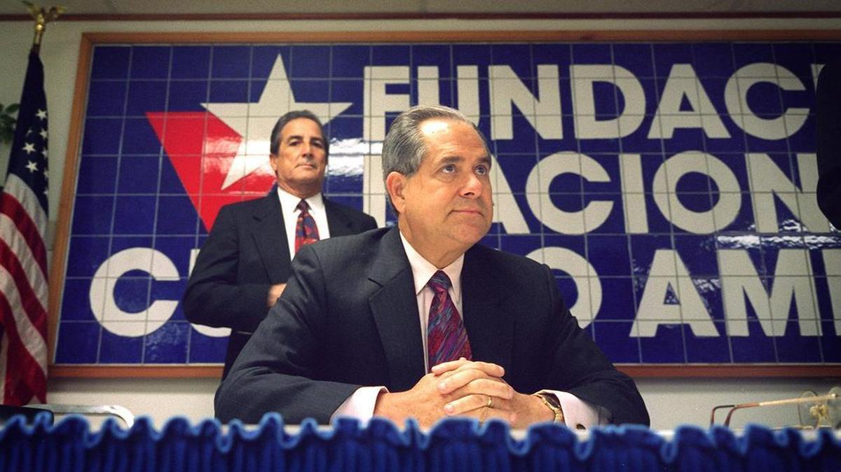 Jorge Mas Canosa, presidente de la Fundación Nacional Cubano Americana, fue una figura clave del exilio cubano. Detrás, el presidente de la Fundación, Francisco ‘Pepe’ Hernández.