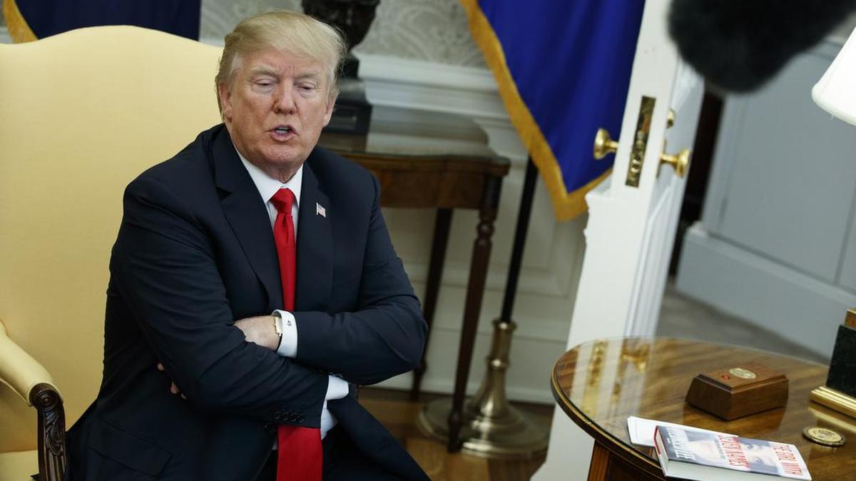 El presidente Donald Trump habla con reporteros en la Casa Blanca, el 2 de febrero, de la divulgación de un memo secreto sobre el papel del FBI en la investigación de la trama rusa.