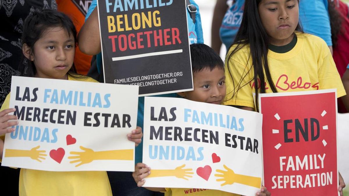Varios niños participan en una manifestación frente a las oficinas de Inmigración y Aduanas en Miramar, Florida, el 1 de junio, contra la política migratoria del presidente Trump.