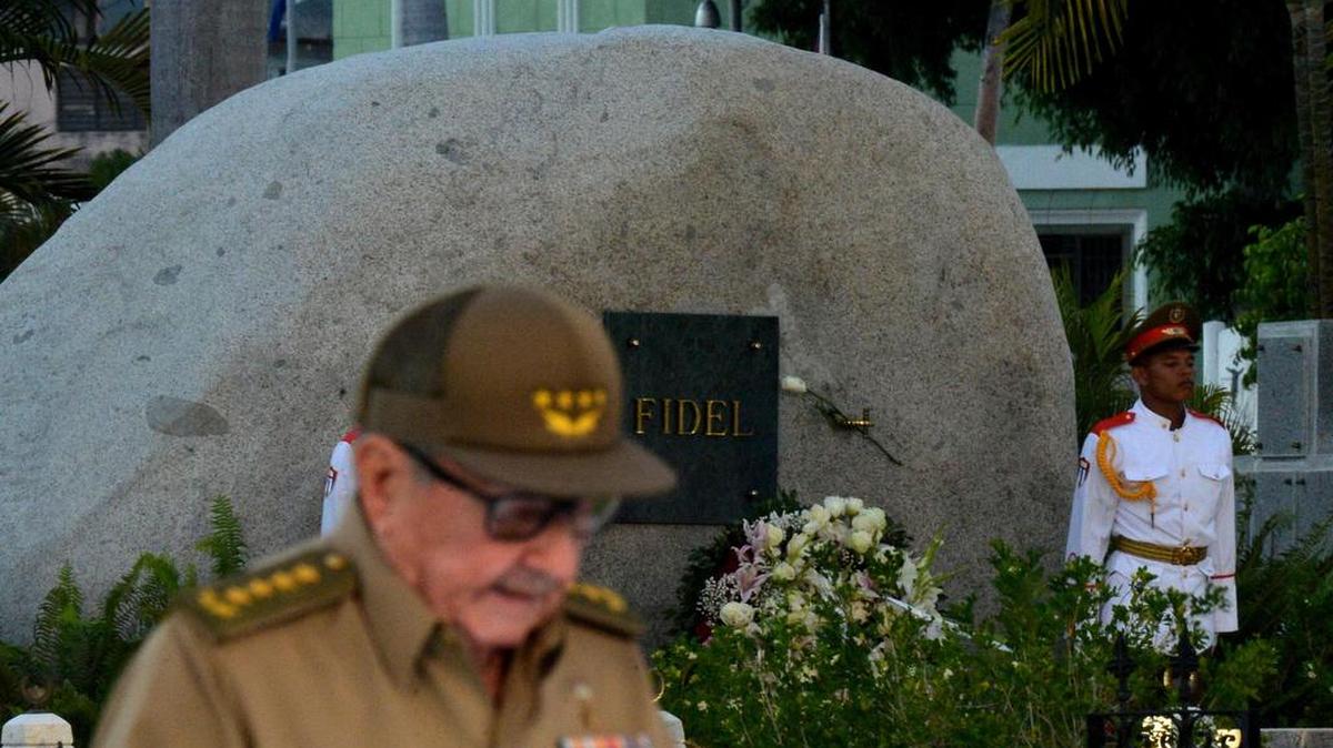 Raúl Castro da un discurso frente a la tumba de Fidel Castro, el 1ro de enero en el Cementerio de Santa Ifigenia en Santiago de Cuba.