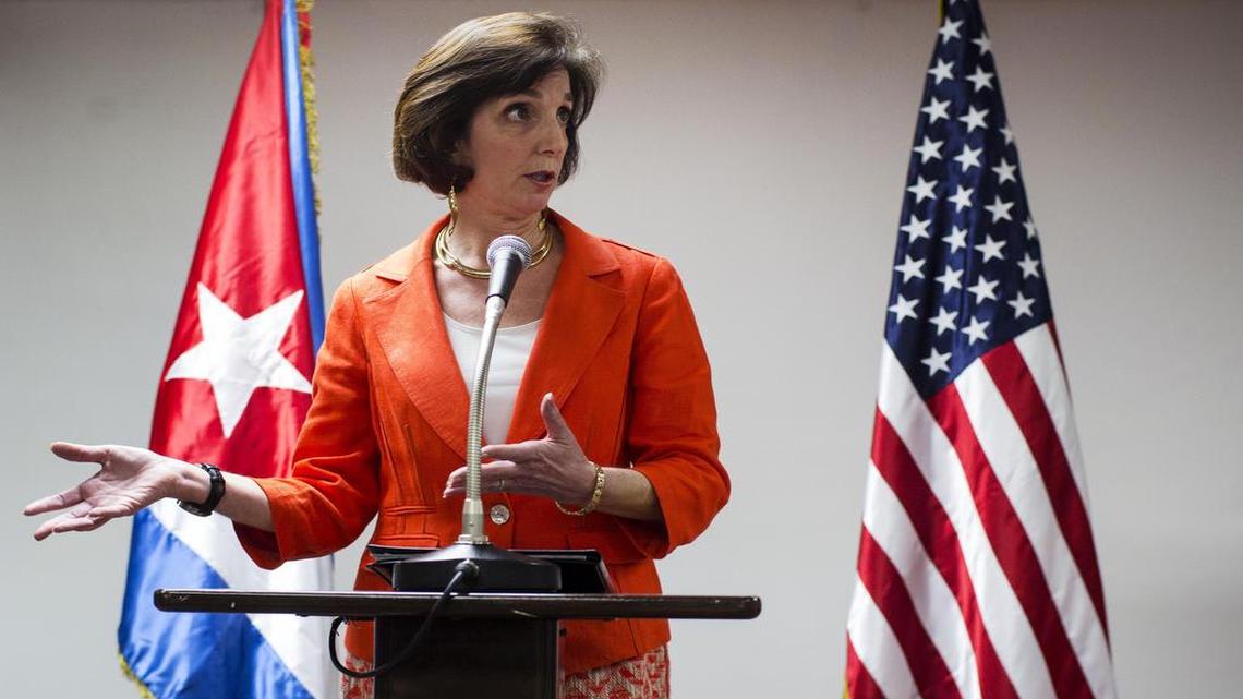 Roberta Jacobson, la ex secretaria adjunta de Estado para el Hemisferio Occidental, preside una conferencia de prensa en La Habana, durante las conversaciones sobre la reanudación de las relaciones, en enero de este año.
