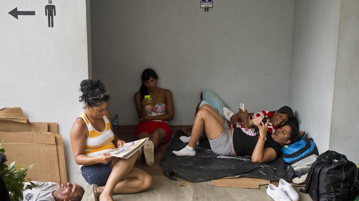 Cubanas inmigrantes revisan sus celulares en un centro de control en Peñas Blancas, Costa Rica, el pasado noviembre.