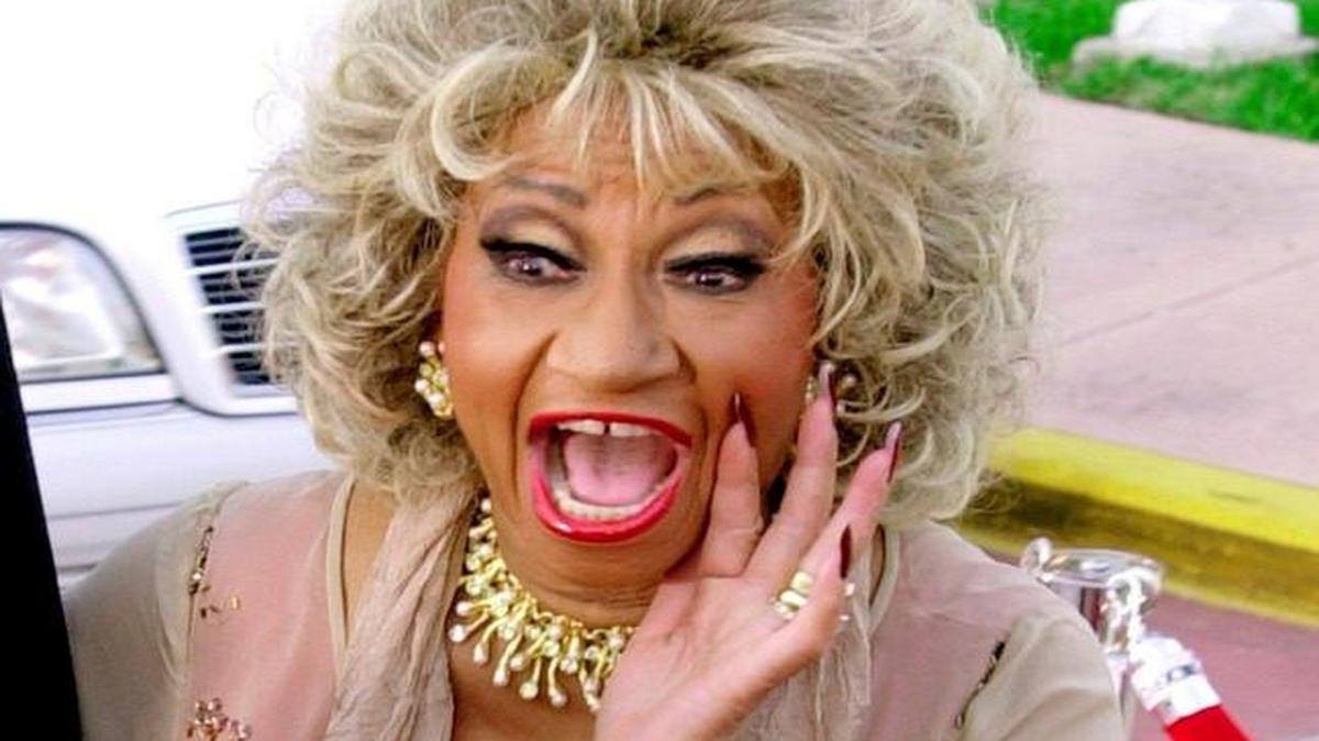 La legendaria cantante cubana Celia Cruz llega a la entrega de los Premios Latin Billboard Music en el teatro Jackie Gleason, en Miami Beach, en abril del 2000.
