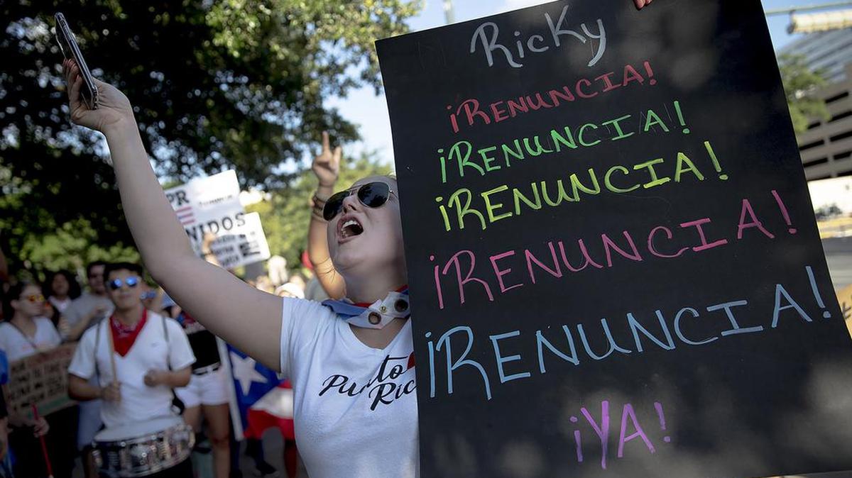 Esmeralda Rodríguez participa en una protesta de la comunidad boricua el miércoles, 17 de julio de 2019, en Austin, Texas.