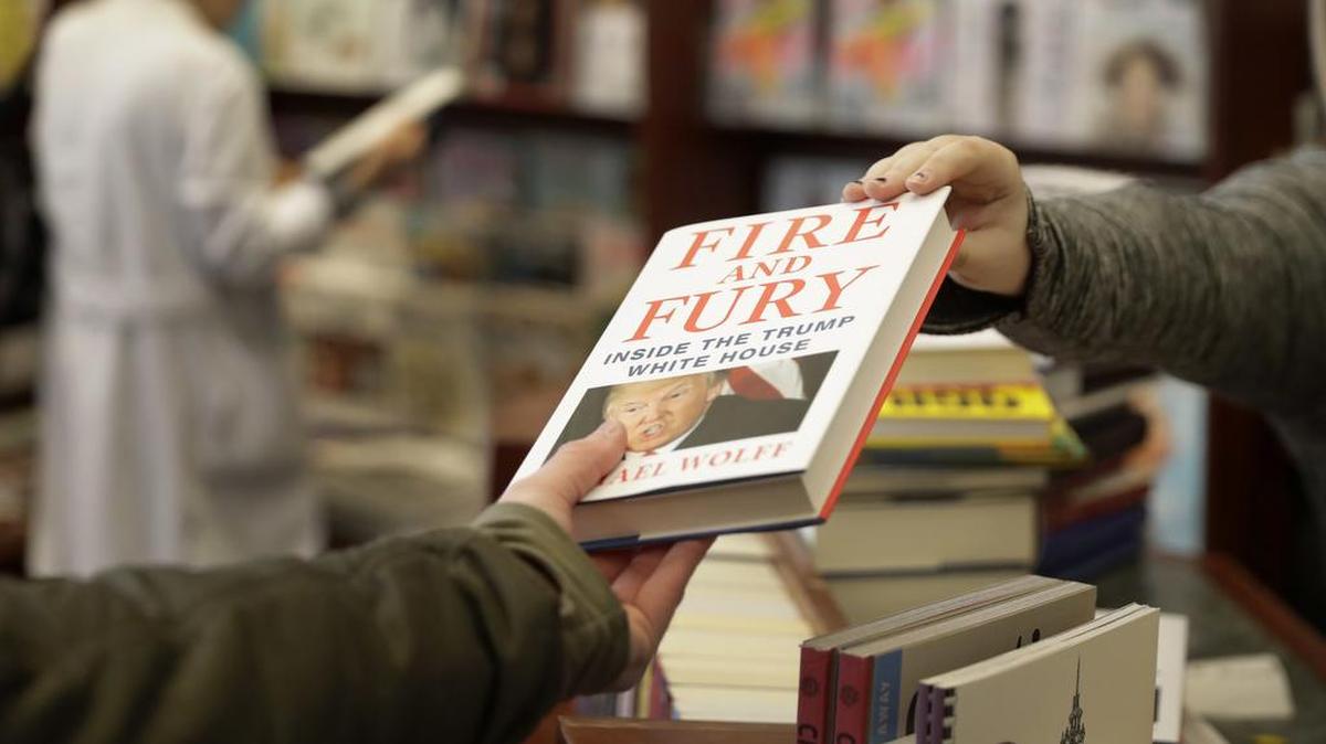 Otro ejemplar del libro ‘Fuego y furia: dentro de la Casa Blanca de Trump’ se vende en la librería Barbara’s Books, en Chicago, el 5 de enero.