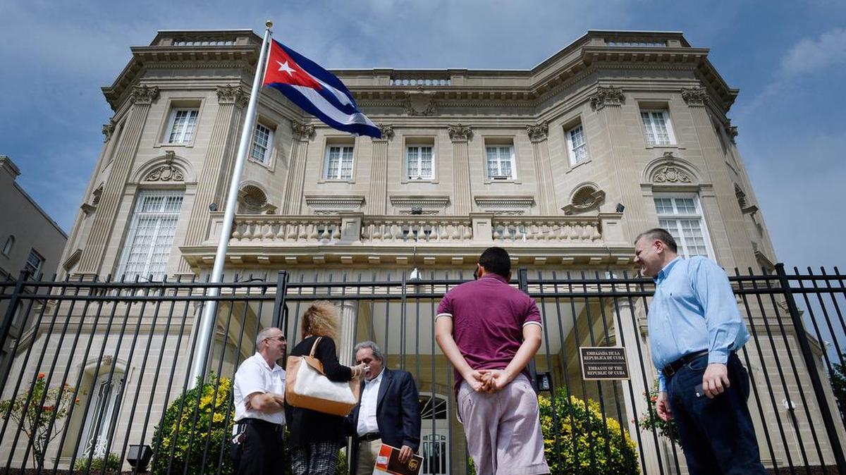 
La bandera cubana ondea en la recién abierta embajada en Washington, al reanudarse las relaciones tras 54 años de ruptura diplomática.
