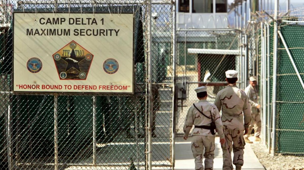 
Guardias norteamericanos recorren la prisión de Camp Delta en la base de Guantánamo, en Cuba, en esta imagen del 2006.
