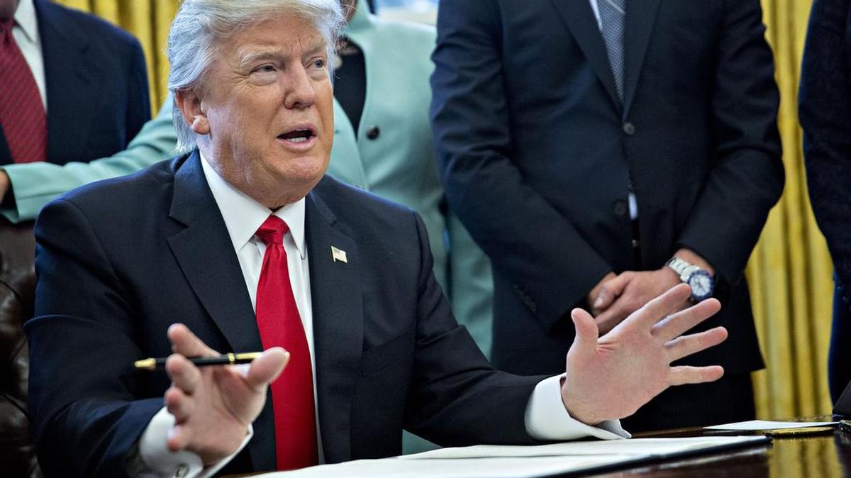 El presidente Donald Trump firma una orden ejecutiva el 30 de enero en la Oficina Oval.