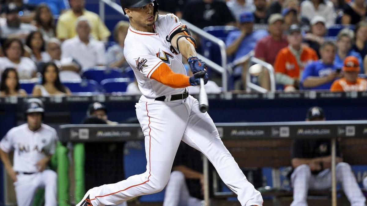 Giancarlo Stanton, de los Miami Marlins, batea un jonrón en la tercera entrada de un partido contra los Cachorros de Chicago en Miami, el pasado septiembre.
