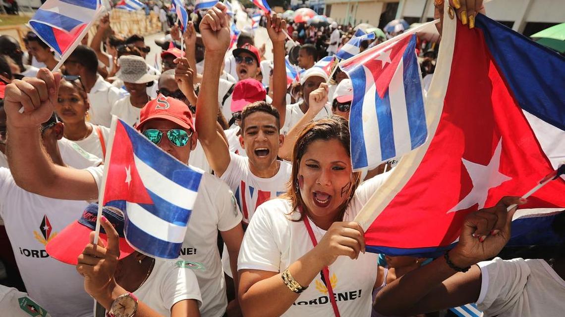 Jóvenes cubanos se reúnen en la Plaza de la Revolución, en La Habana, coreando ‘Yo soy Fidel’ el pasado 3 de diciembre.