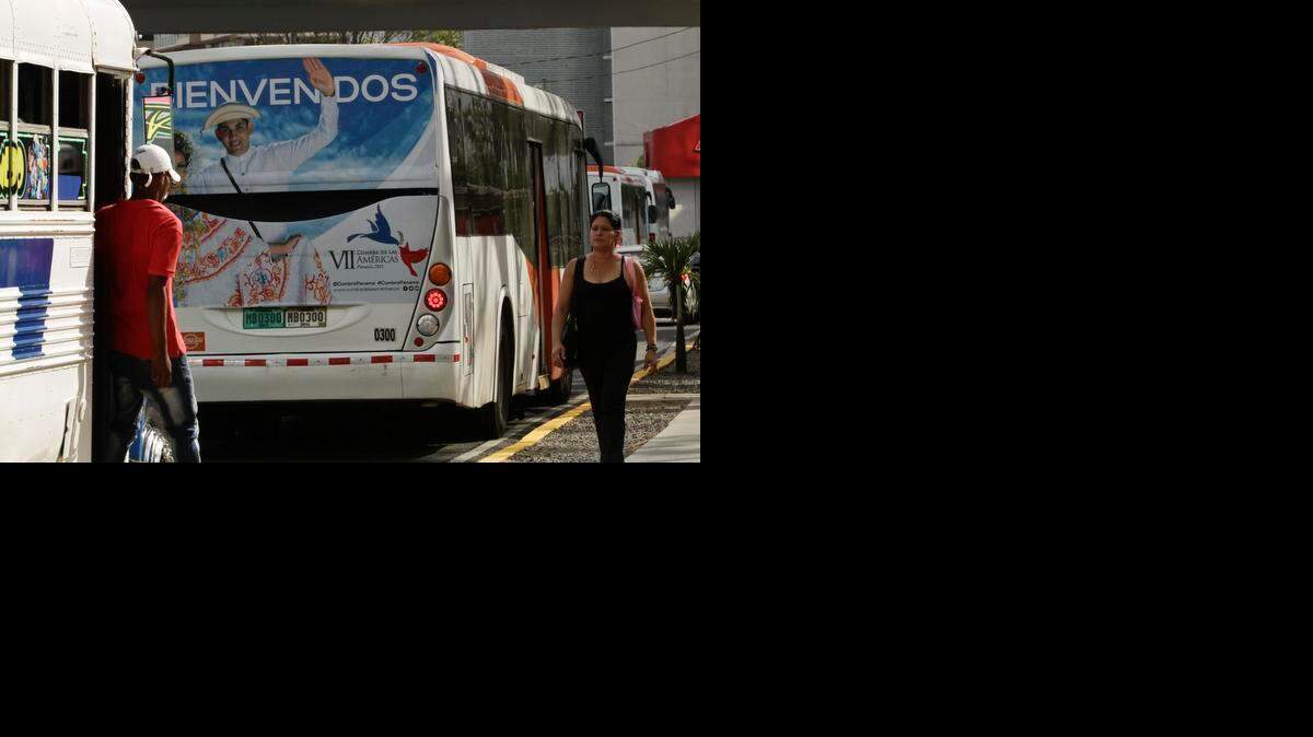 
En Panamá hasta los autobuses públicos fueron decorados con anuncios de la 7ma Cumbre de las Américas que se está realizando en la capital panameña.


