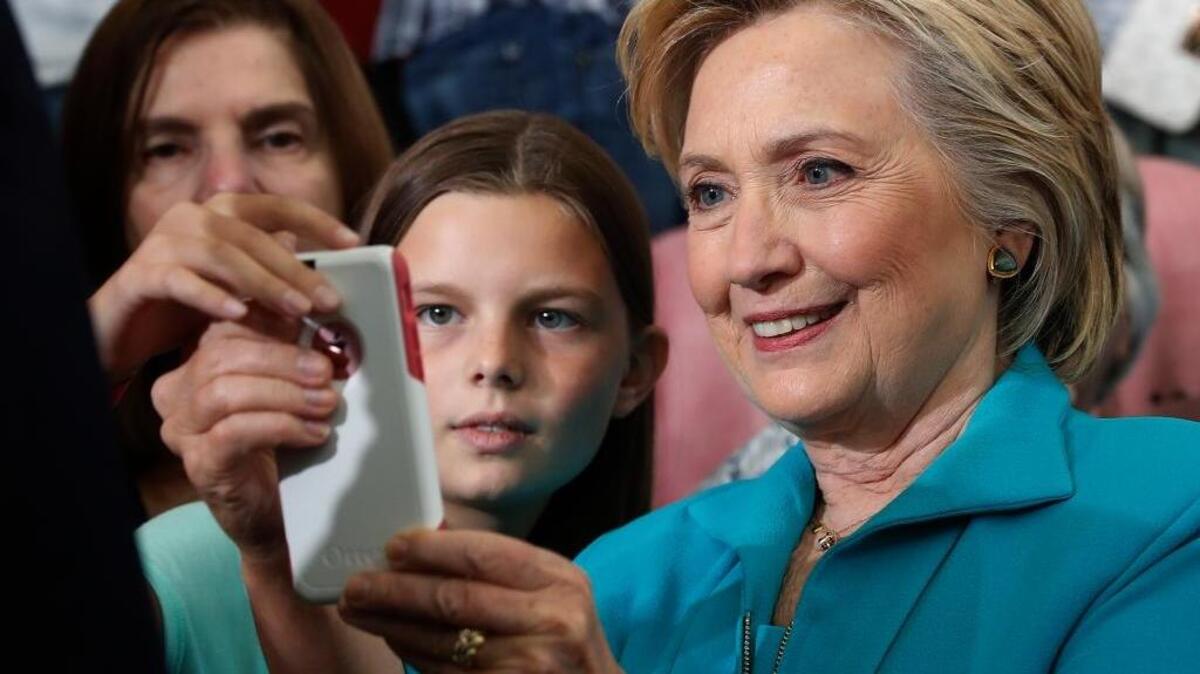 La candidata presidencial demócrata Hillary Clinton se toma fotos con asistentes a un evento en Reno, Nevada, el jueves pasado.