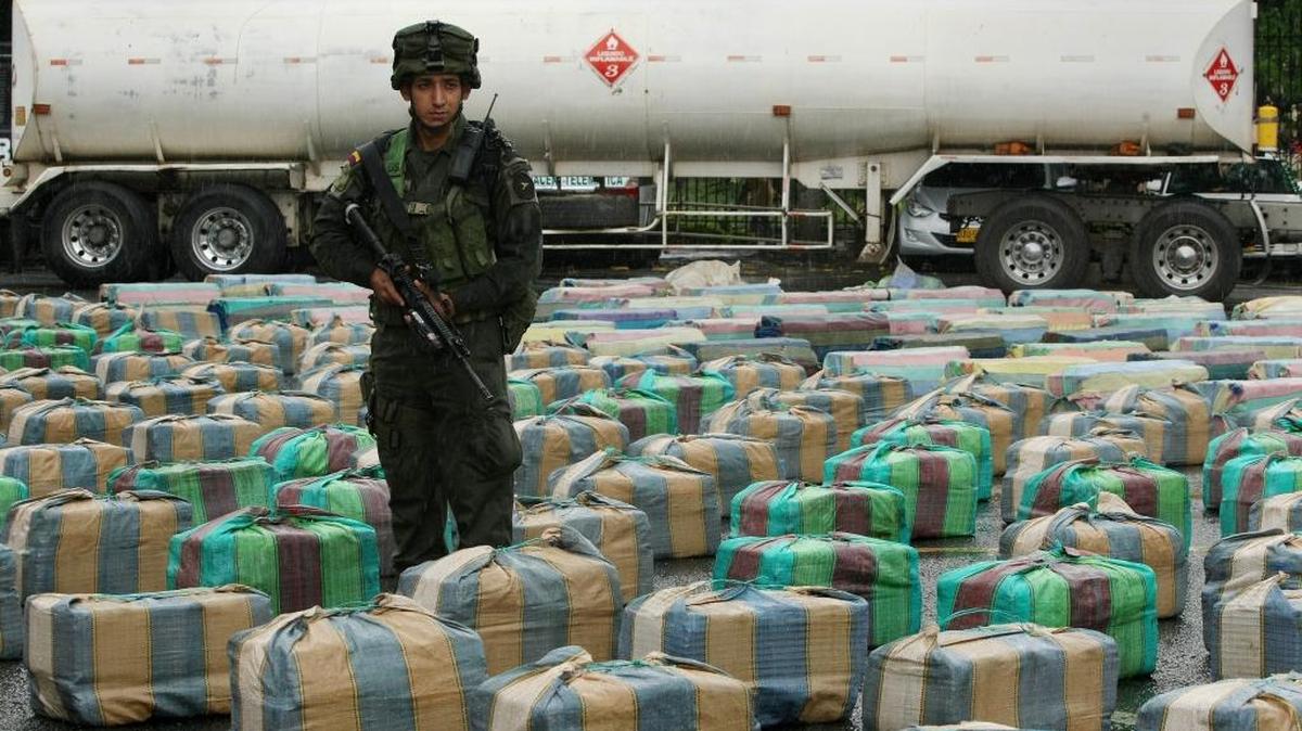 Un policía colombiano custodia un decomiso de 7.7 toneladas de marihuana, supuestamente pertenecientes a las FARC, en la ciudad de Cali, en marzo del 2013.