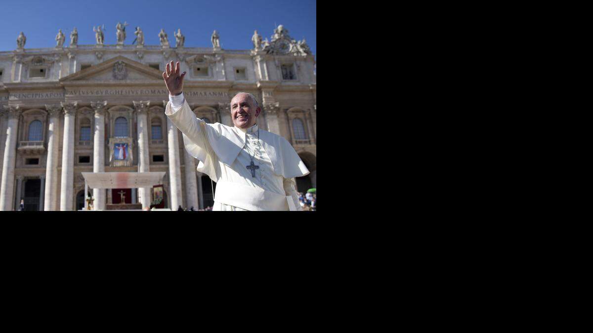 
El Papa Francisco saluda a la multitud reunida en la plaza de San Pedro, al finalizar el sínodo de dos semanas sobre la familia, el pasado 19 de octubre.
