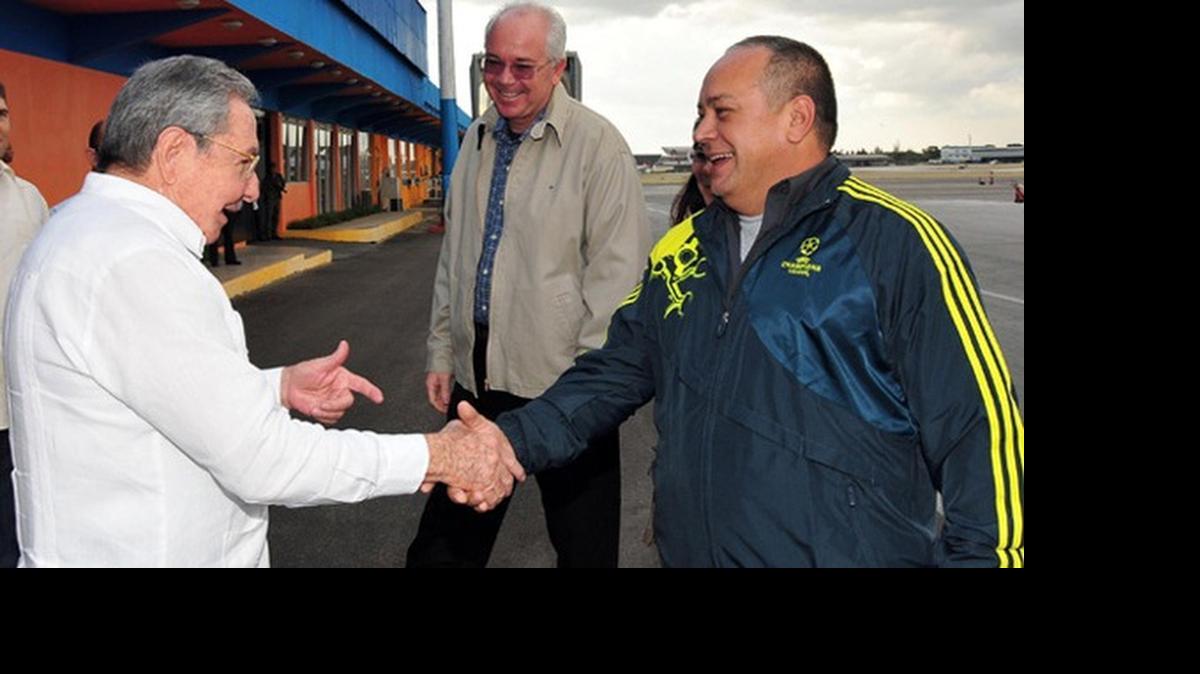 
Raúl Castro recibe al vicepresidente de Venezuela, Diosdado Cabello, a su llegada a La Habana, acompañado del que fuera presidente de PDVSA, Rafael Ramírez. presidente de la Asamblea Nacional y Rafael Ramírez. 
