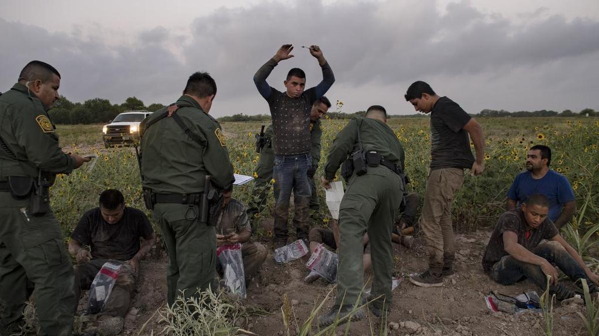 Agentes de la Patrulla Fronteriza detienen a un grupo de inmigrantes al norte de Penitas, en Texas, el pasado junio.