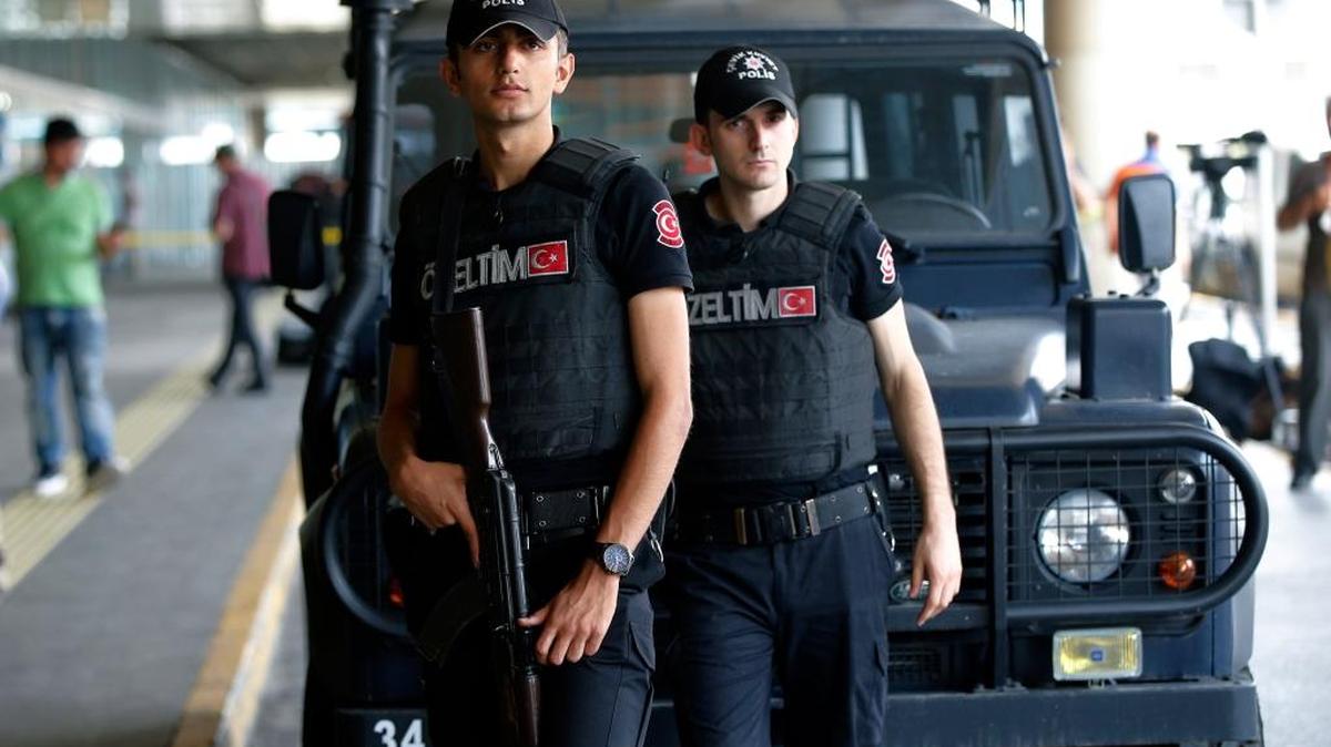 Soldados de tropas especiales turcas custodian la entrada del aeropuerto Ataturk, en Estambul, el 30 de junio.