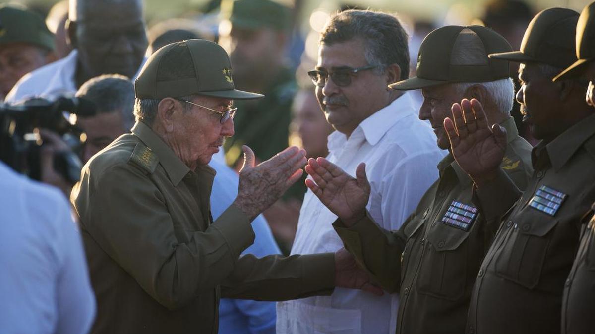 El gobernante cubano Raúl Castro (izq.) saluda a varios oficiales en un evento en homenaje al Che Guevara, en Santa Clara, el 8 de octubre.