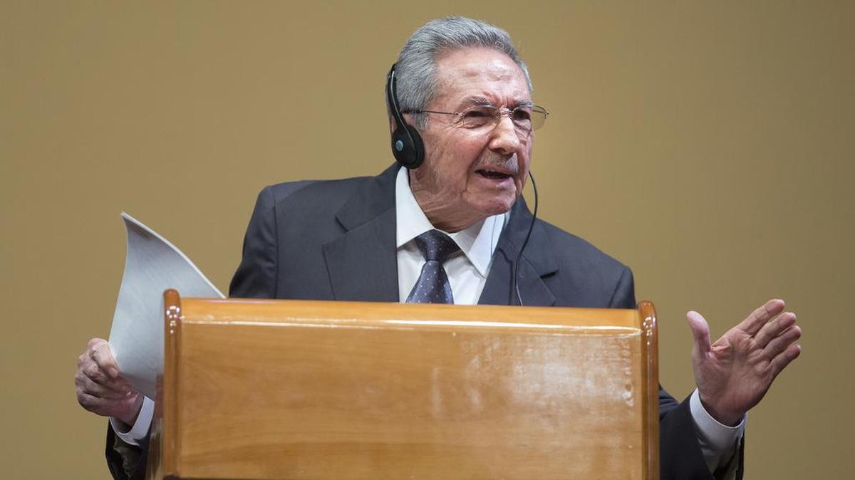 El gobernante cubano Raúl Castro responde a una pregunta en una conferencia de prensa conjunta con el presidente Barack Obama en La Habana.