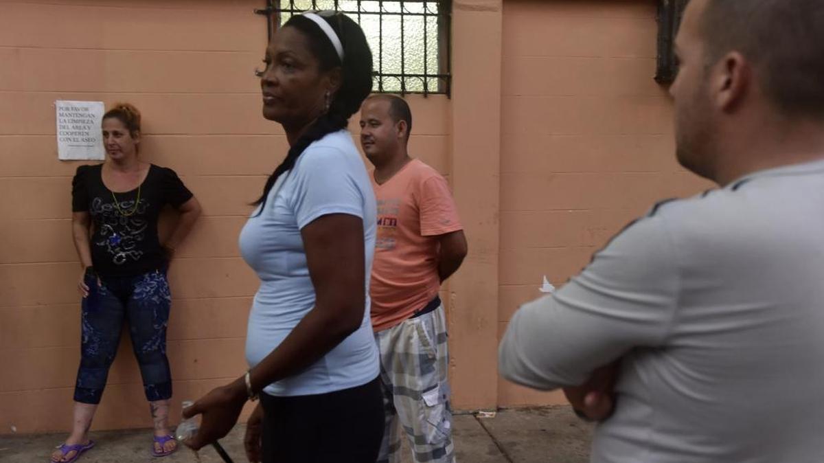Inmigrantes cubanos que viven en un albergue en Panamá desde el pasado septiembre, esperando llegar a Estados Unidos, afrontan un futuro incierto tras el fin de la política de pies secos/pies mojados.