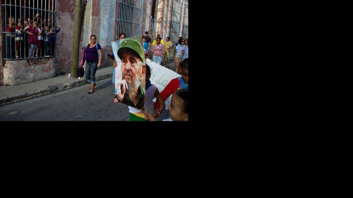 
Un grupo de personas marchan por las calles de Regla, una ciudad a orillas de la bahía de La Habana, el pasado 8 de enero, conmemorando la entrada de Fidel Castro en la capital en 1959.

