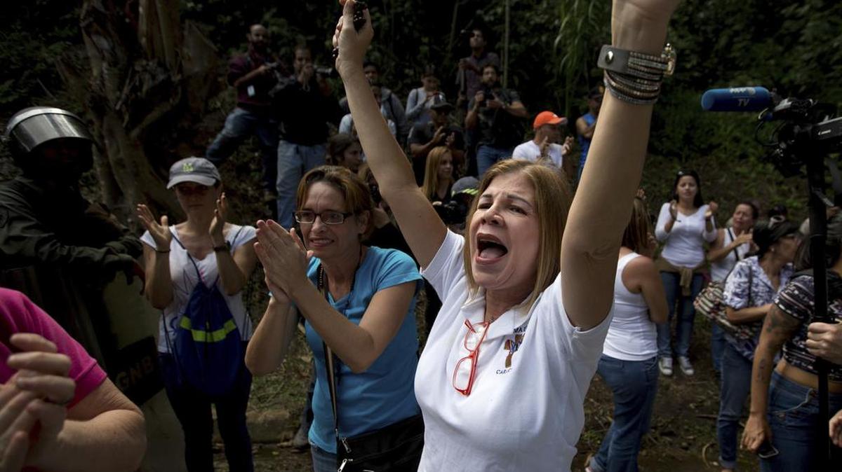 Partidarios del policía rebelde Óscar Pérez, asesinado por las autoridades en Caracas, protestan contra los policías que no los dejan entrar en un cementerio de Caracas, el 20 de enero.