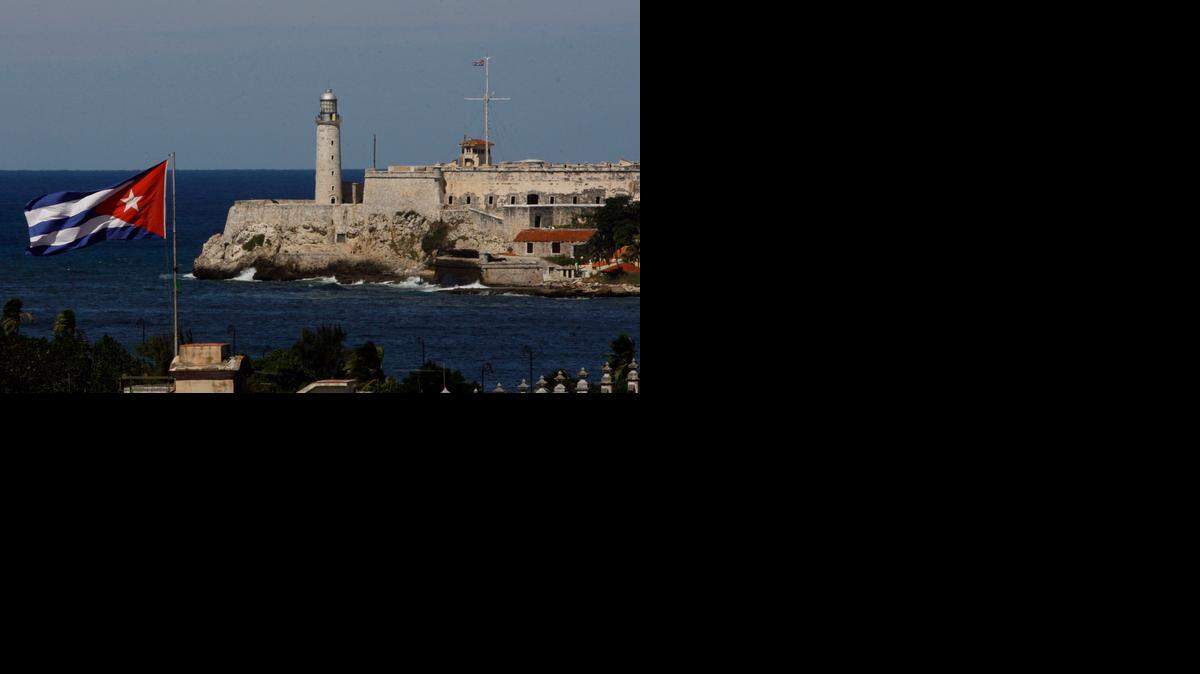 
El Castillo del Morro se destaca en la entrada de la bahía de La Habana. En la contigua fortaleza de la Cabaña se dispara un cañonazo cada noche, a las nueve.

