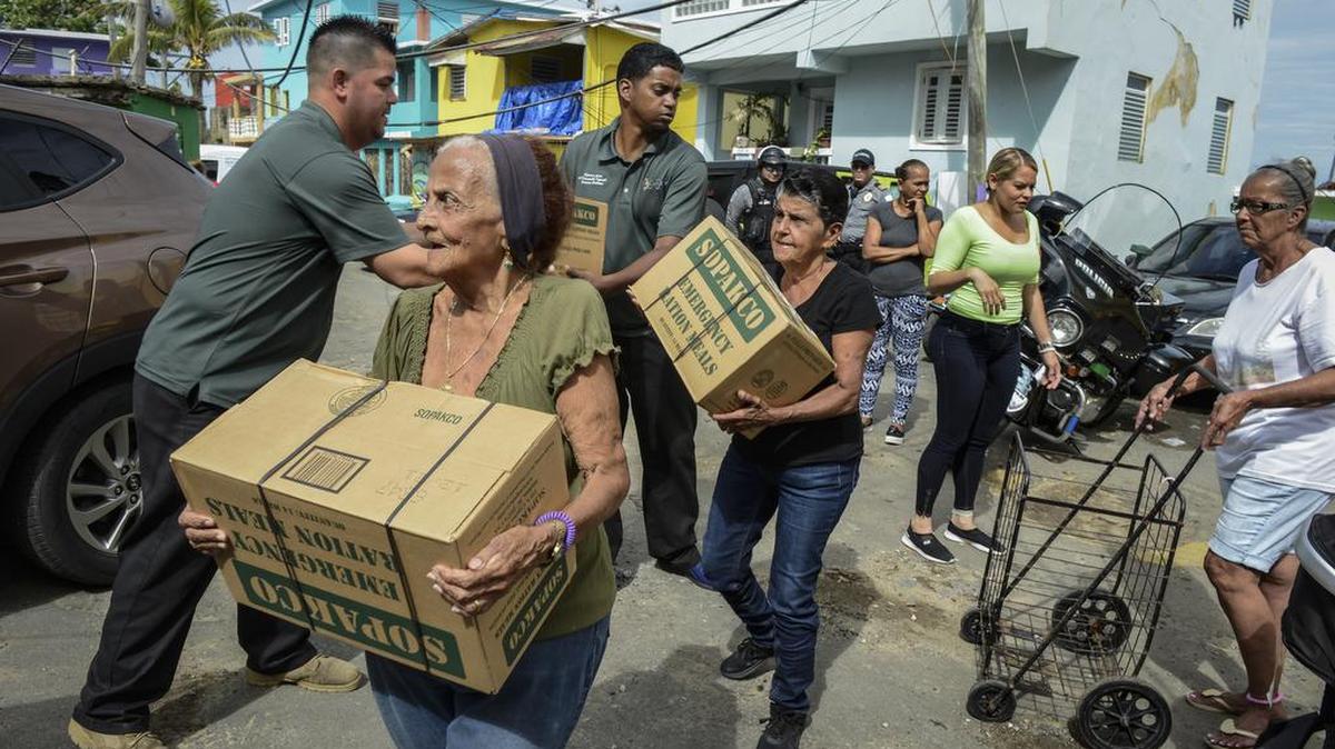Víctimas del huracán María en el barrio de La Perla, en San Juan, Puerto Rico, reciben agua y provisiones enviados por la Ciudad de Nueva York, el pasado noviembre.