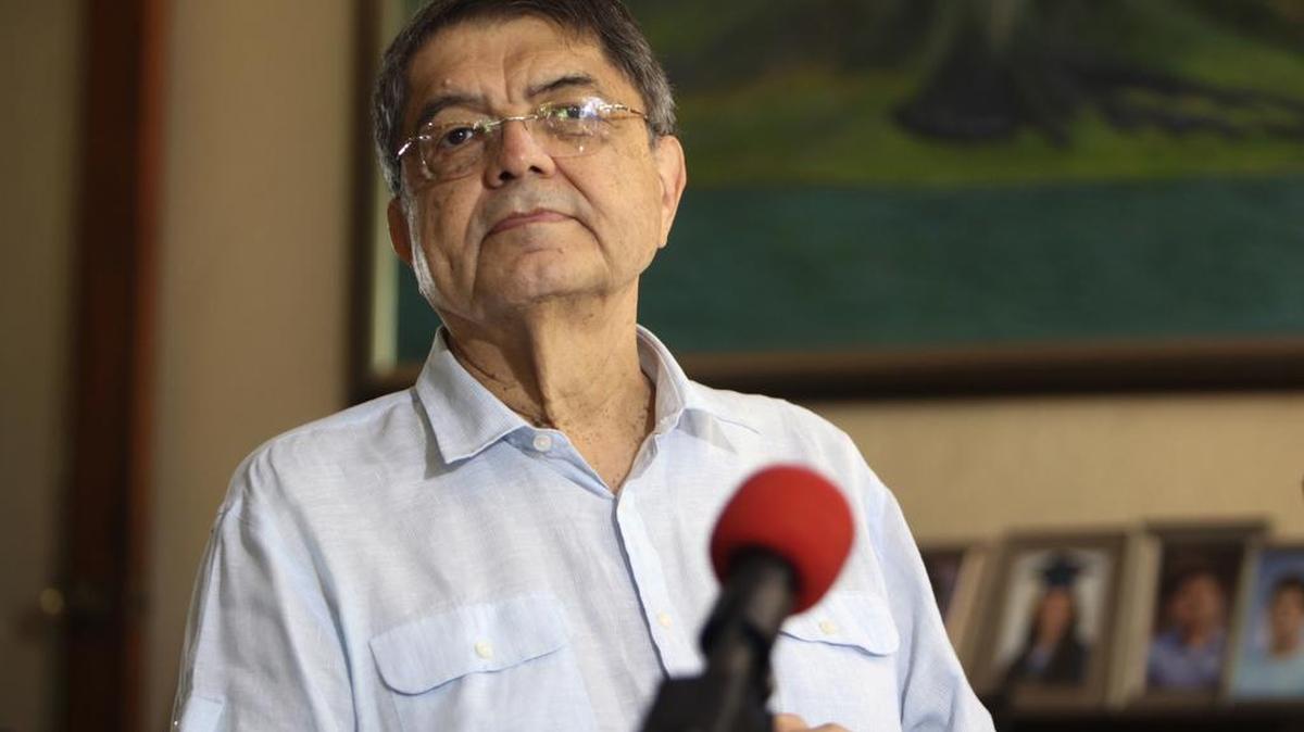 El escritor nicaragüense Sergio Ramírez, ganador del premio Cervantes de 2017, habla en una conferencia de prensa en Managua.