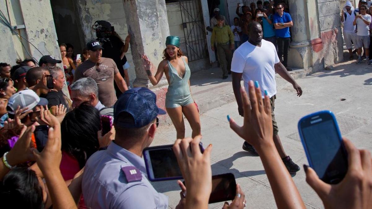 
La cantante y actriz Rihanna saluda a sus admiradores al salir de un edificio en el Malecón de La Habana, el pasado mayo.
