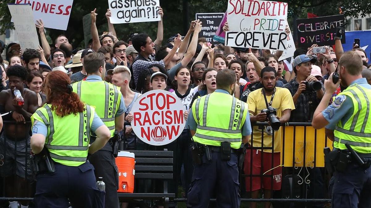 Una multitud protesta contra una reunión de supremacistas blancos y neonazis cerca de la Casa Blanca, en Washington, el 12 de agosto.
