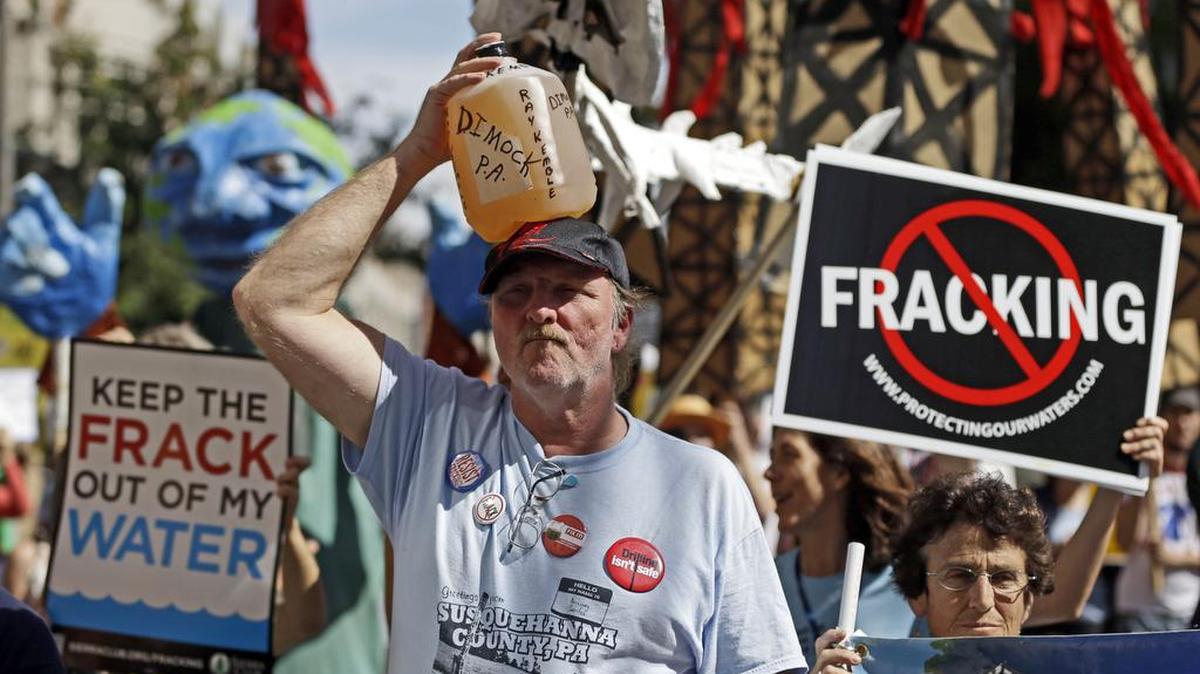 Residentes de Dimock, Pennsylvania, protestan en contra de la fragmentación hidraúlica, conocido también como “fracking”, en septiembre del 2012. La pobre calidad del agua potable en esta ciudad fue atribuido a este proceso, según los denunciantes.