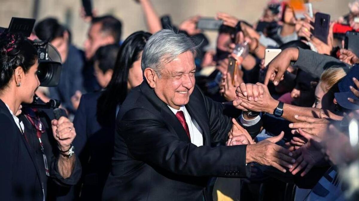 Andrés Manuel López Obrador, presidente de México, saluda a sus partidarios durante su investidura en el Zócalo de Ciudad de México, el 1 de diciembre de 2018.
