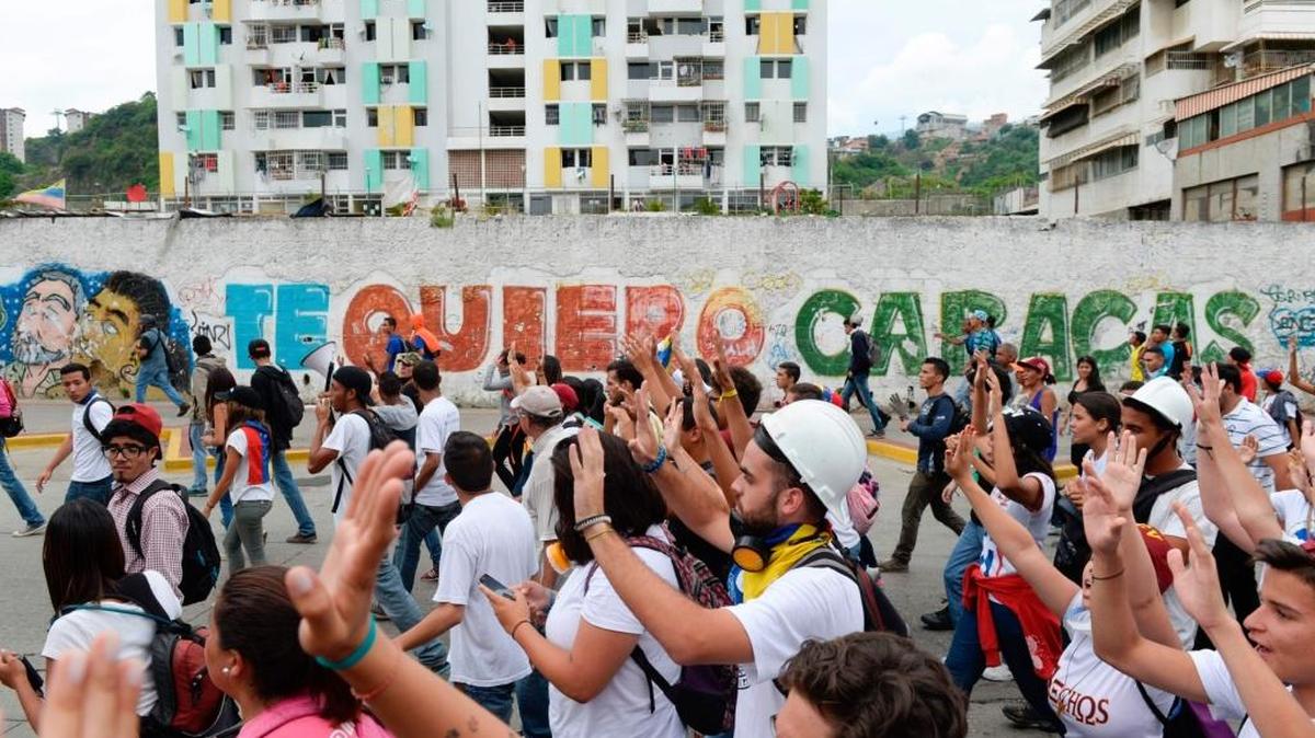 Estudiantes de la Universidad Central de Venezuela marchan hacia el Ministerio de Educación este lunes, en una protesta contra el presidente Nicolás Maduro.