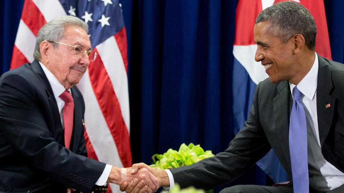 El presidente Barack Obama (der.) se reúne con el gobernante cubano Raúl Castro en las Naciones Unidas, el pasado septiembre.