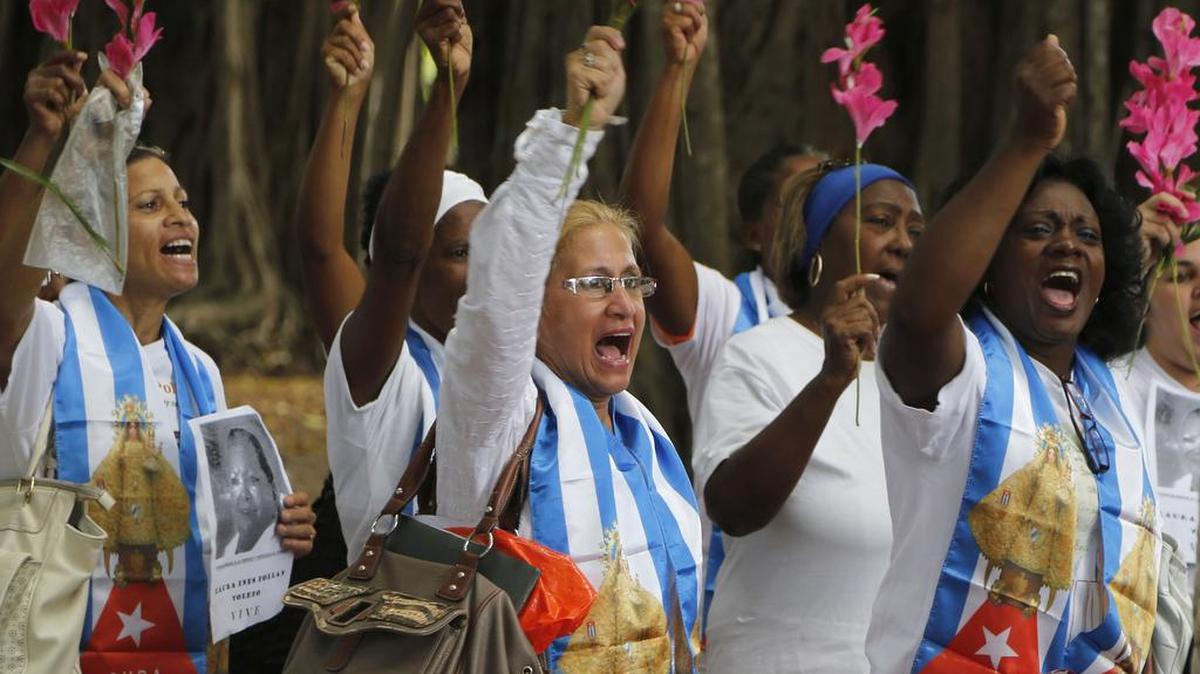 Las Damas de Blanco participan en una manifestación en La Habana en diciembre del 2014.
