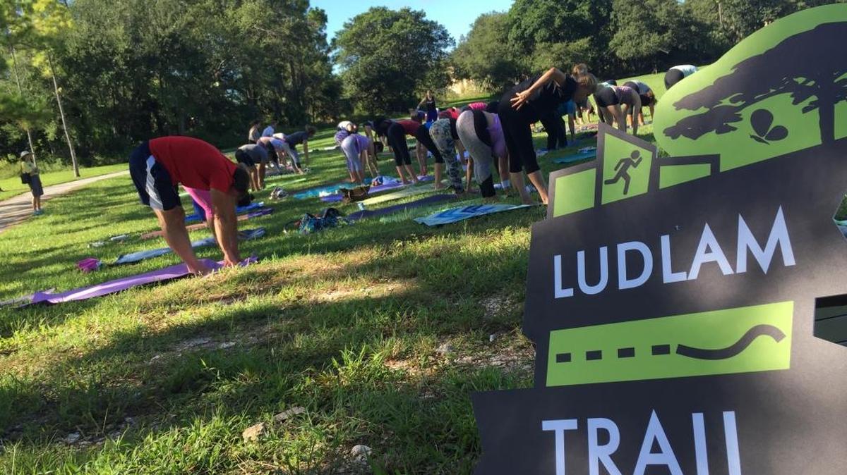 Programas de yoga gratuitos como el de la Serie del Ludlam Trail están a disposición de los residentes de Miami.