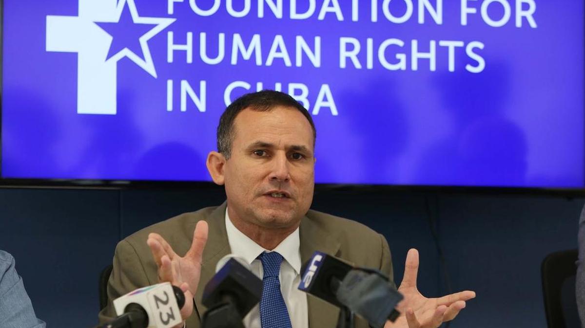 El disidente cubano y líder de la Unión Patriótica de Cuba (UNPACU ) José Daniel Ferrer, durante una conferencia de prensa en la sede de la organización .