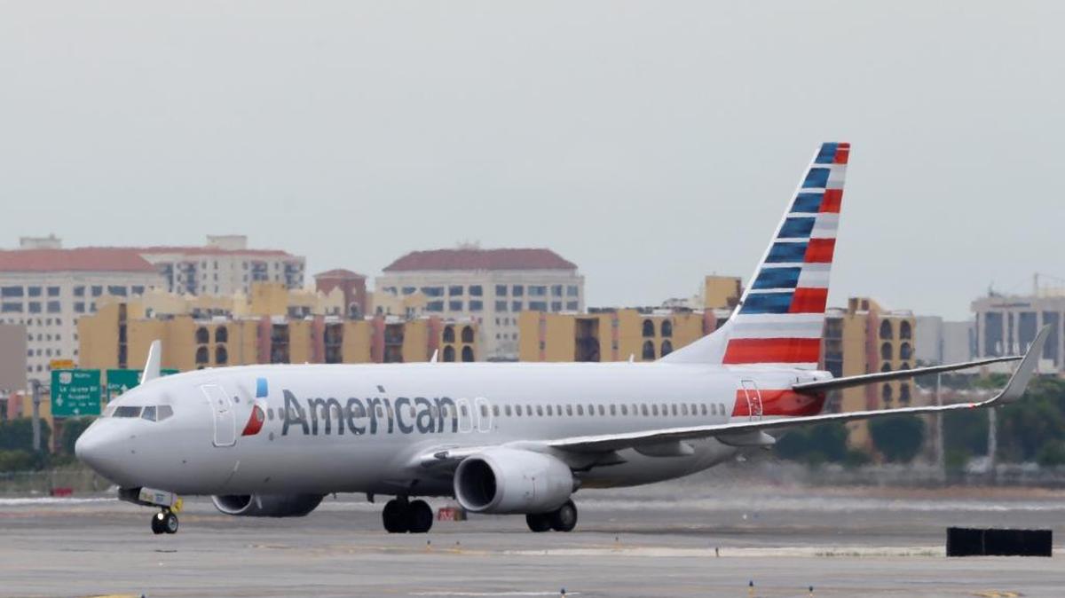 Un avión de pasajeros se dispone a despegar del Aeropuerto Internacional de Miami en esta imagen de archivo.