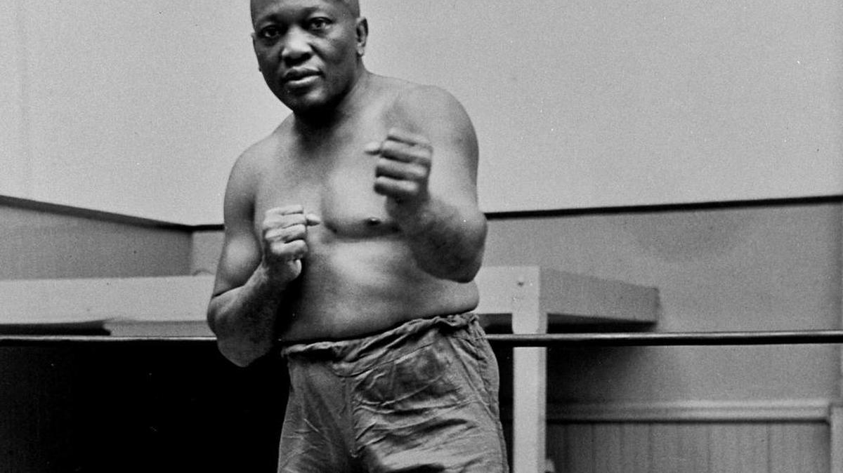 El boxeador Jack Johnson (en esta foto de 1932) fue el primer campeón mundial de los pesos pesados de la raza negra.