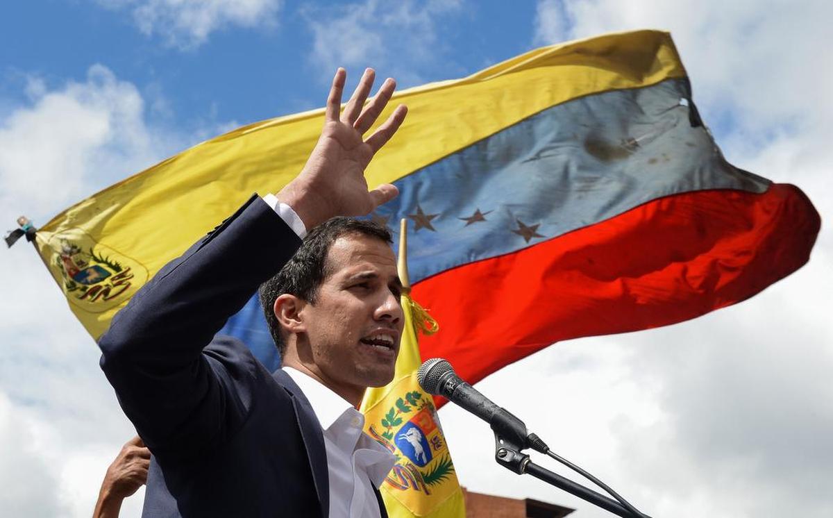 Juan Guaidó, presidente de la Asamblea Nacional de Venezuela y ahora reconocido como presidente interino por muchos países, jura el cargo en Caracas el 23 de enero del 2019.