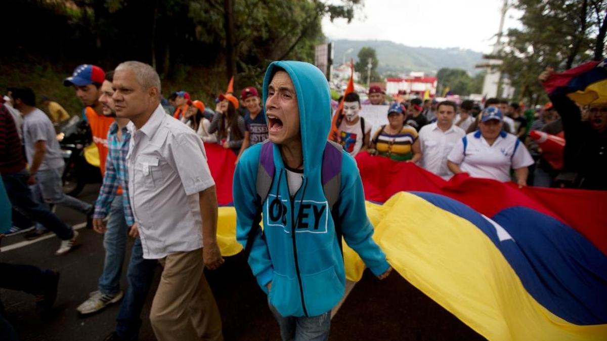 Una multitud protesta contra las políticas económicas del presidente venezolano Nicolás Maduro en la ciudad de San Cristóbal, el 23 de enero del 2015.