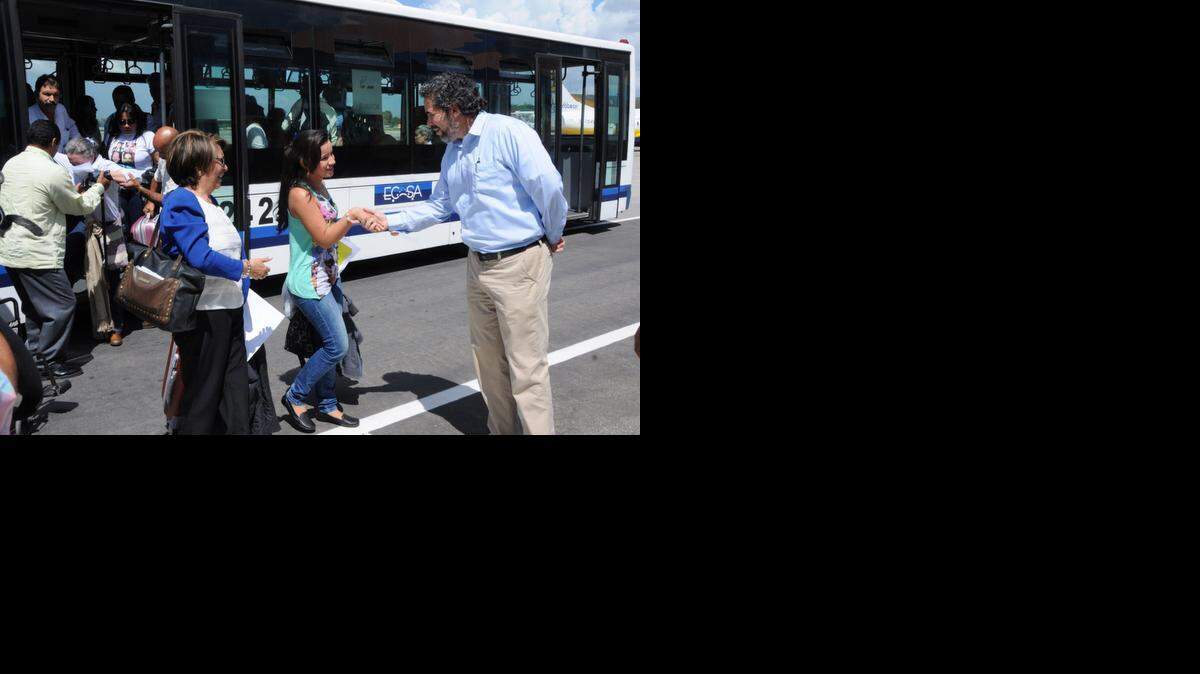 
Víctimas del conflicto armado en Colombia llegan al aeropuerto José Martí, en La Habana, para participar en las conversaciones de paz entre las FARC y el gobierno colombiano.
